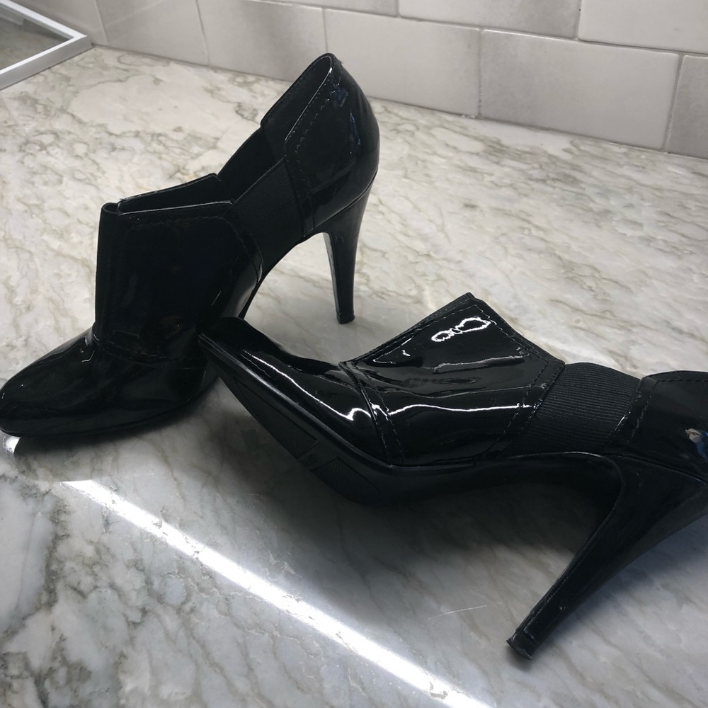Black pumps